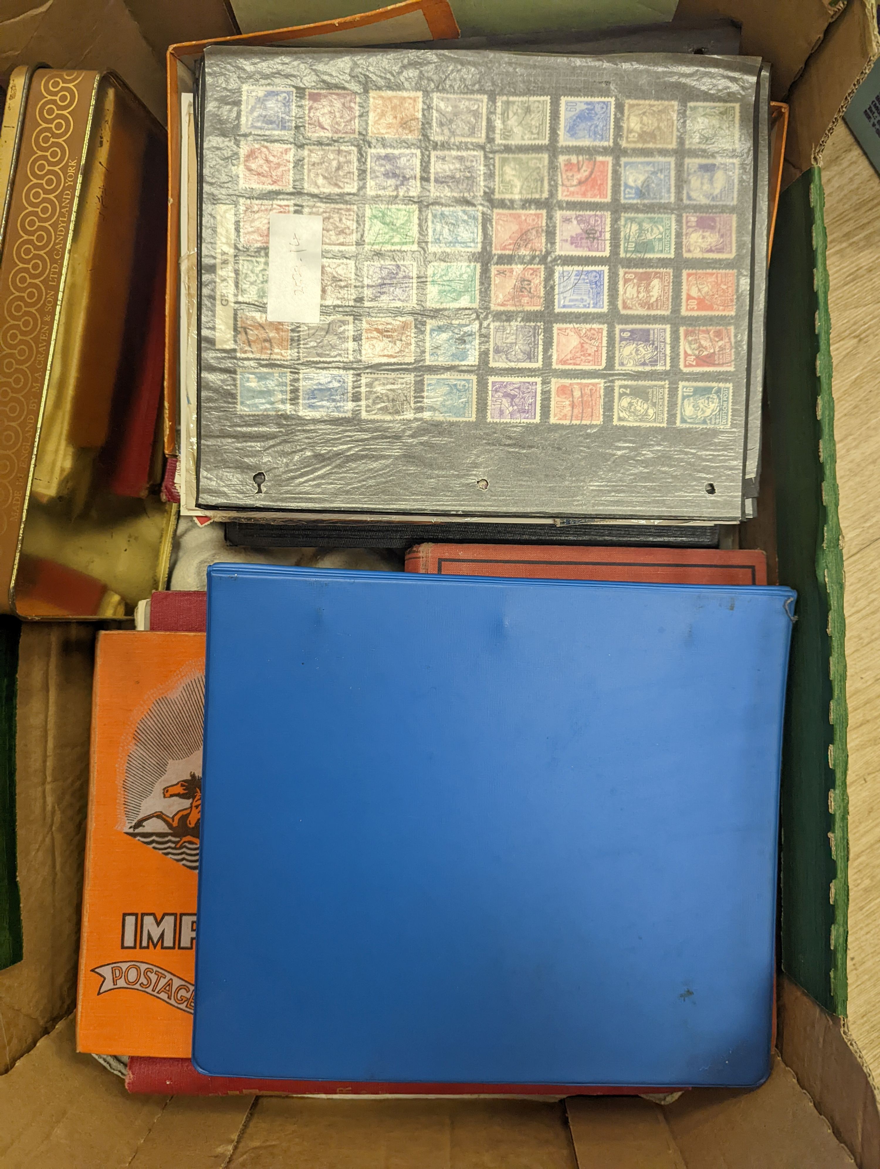 A quantity of loose stamps and albums